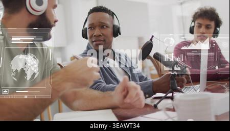 Sprechender, zentraler Mann mit Over-Ear-Kopfhörern und lässigem Hemd am hellen Kondensatormikrofon am Arbeitsplatz Stockfoto