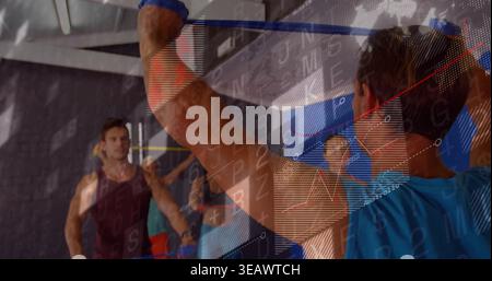 Blaues Widerstandsband halten, Mann in blauem Hemd, Arme im Fitnessstudio hochheben, Datenüberlagerung, Kopierraum Stockfoto