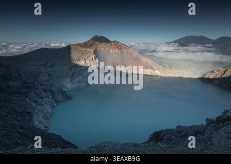 Panorama des Kraters des aktiven Vulkans Ijen, Insel Java, Indonesien. Stockfoto