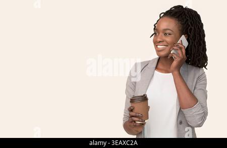 Frau, die tagsüber in einer einfachen Einstellung eine Kaffeetasse hält Stockfoto