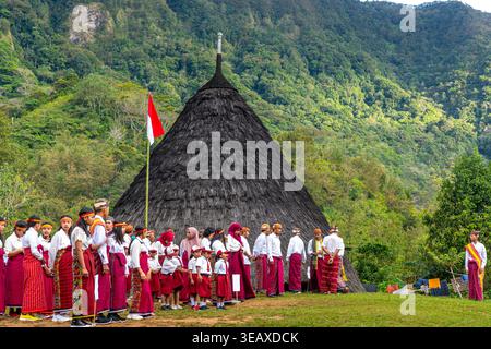 20. AUGUST 2023, WAE REBO, INDONESIEN: Luftaufnahme der Bürger des WAE Rebo Village, die den indonesischen Unabhängigkeitstag feiern und traditionell tragen Stockfoto