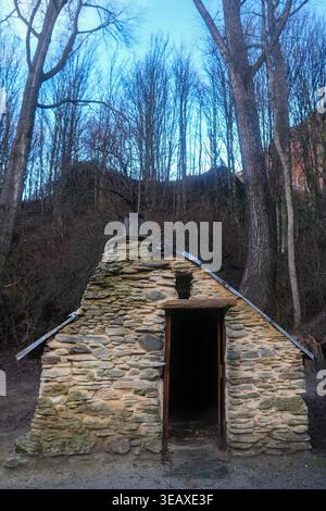 Alte chinesische Siedlungshäuser in Arrowtown, Neuseeland, rustikale Hütten, die aus der Zeit des Goldbergbaus der 1800er Jahre erhalten wurden. Stockfoto