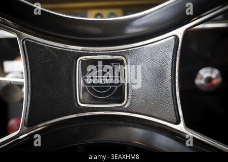 Lenkrad mit Volvo Emblem, Oldtimer, Volvo Amazon, Mittelklasse-Auto des schwedischen Autoherstellers Volvo, Baujahr 1968 Stockfoto