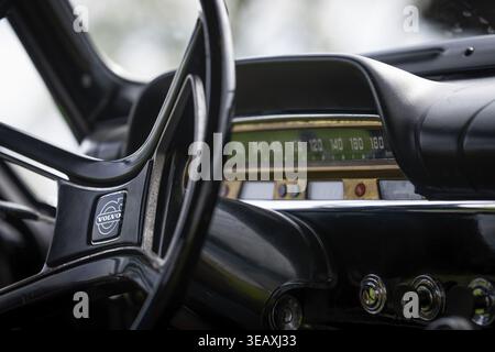 Lenkrad, Armaturenbrett mit Geschwindigkeitsanzeige, Oldtimer, schwarzer Volvo Amazon, Mittelklasse-Wagen des schwedischen Autoherstellers Volvo, Baujahr 1968 Stockfoto