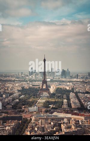 Eiffelturm dominiert die Skyline von Paris mit La Defense im Hintergrund Stockfoto