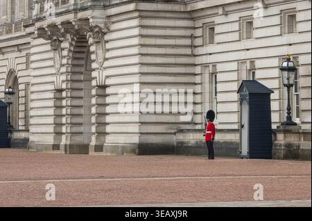 London, Großbritannien. Am 30. März 2026 stand die königliche Garde des Londoner Buckingham Palace im Dienst Stockfoto