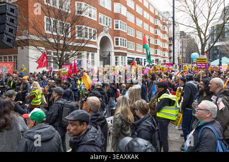 Eine Menschenmenge protestierte auf einer Straße der Stadt. London, UK, 16. März 2024 Stockfoto