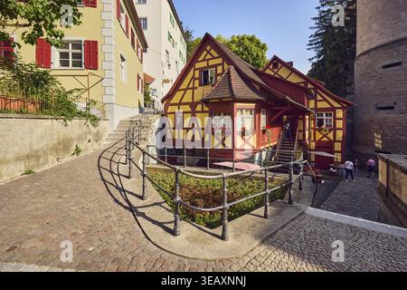 Schlossmühle, Wassermühle, Häuser, Metallgeländer, Gärten, Bäume, Steintreppe, Bürgersteig, Pflastersteine, blauer Himmel, wolkenlos, Kletterstraße, Meersb Stockfoto