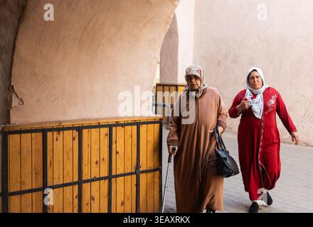 MARRAKESCH, MAROKKO - 4. DEZEMBER 2025: Kellner gießen Marokkantee in Marrakesch Stockfoto