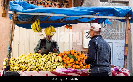 MARRAKESCH, MAROKKO - 4. DEZEMBER 2025: Kellner gießen Marokkantee in Marrakesch Stockfoto