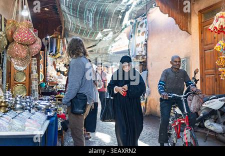 MARRAKESCH, MAROKKO - 4. DEZEMBER 2025: Kellner gießen Marokkantee in Marrakesch Stockfoto