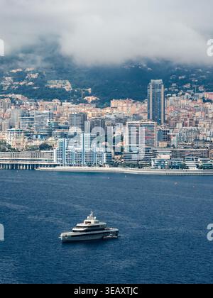 Blick aus der Vogelperspektive auf die Küste von Monaco, die Larvotto-Türme, die Yacht, die Promenade Stockfoto