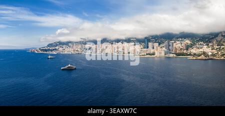 Panoramablick auf die Küste von Monaco, Port Hercule und Yachthäfen Stockfoto