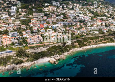 Aus der Vogelperspektive der Küstenstadt in der Nähe von Monaco an der französischen Riviera Stockfoto