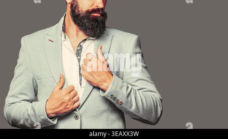 Anzug. Gutaussehender bärtiger Geschäftsmann in klassischen Anzügen. Mann im Anzug. Männlicher Bart und Schnurrbart. Eleganter Mann im Business-Anzug Stockfoto