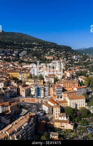 Aus der Vogelperspektive von Grasse, Frankreich mit Glockenturm der Kathedrale von Grasse Stockfoto