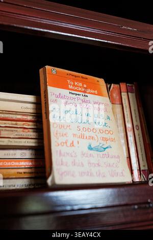 Northumberland UK: 19. Juli 2025: Ein Regal zeigt eine Sammlung von Penguin-Büchern mit To Kill a Mockingbird von Harper Lee. Sonstige b Stockfoto