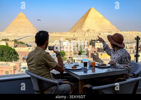Frühstück bei Sonnenaufgang mit Blick auf die Pyramiden von Gizeh Stockfoto