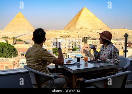 Paare beim Frühstück mit Blick auf die Pyramiden von Gizeh Stockfoto