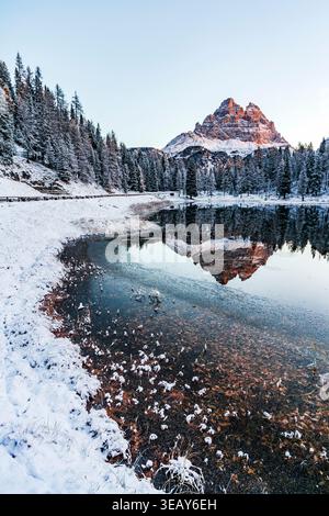 Schneebedeckte Dolomiten spiegeln sich im Antorno-See bei Sonnenaufgang Stockfoto
