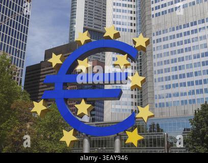 FRANKFURT AM MAIN, DEUTSCHLAND - 3. JUNI: Euro-Symbol vor der Europäischen Zentralbank in Frankfurt am Main Deutschland am 3. Juni 2013 in Frankfurt am Ma Stockfoto