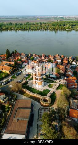Blick aus der Vogelperspektive auf den Gardos-Turm, umgeben von historischen Häusern mit rotem Dach und die Donau in Beograd, Grad Beograd, Serbien. Stockfoto