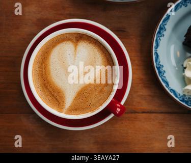Nahaufnahme eines Café Latte auf einem Tisch in einem Café Stockfoto