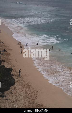 Leute schwimmen und entspannen am Balangan Beach von oben, Bali Stockfoto