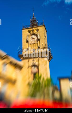 Der historische Uhrenturm steht hoch unter einem klaren blauen Himmel Stockfoto