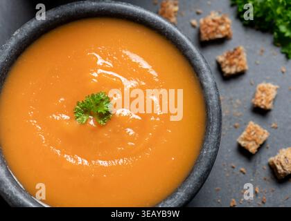 Warme Schüssel Wintersuppe mit Croutons an der Seite Stockfoto