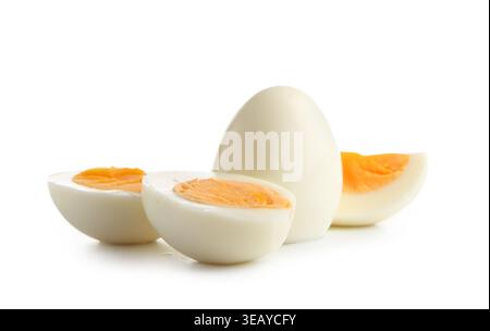 Geschälte gekochte Eier auf weißem Hintergrund Stockfoto