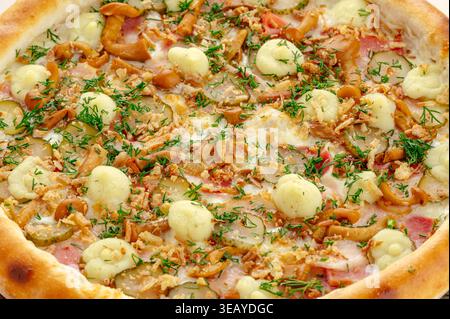 Pizza mit Speck, Pfifferlingen und eingelegten Gurken Stockfoto
