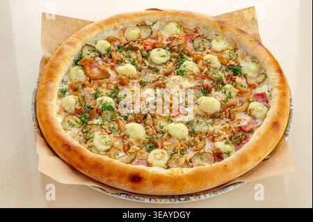 Pizza mit Speck, Pfifferlingen und eingelegten Gurken Stockfoto