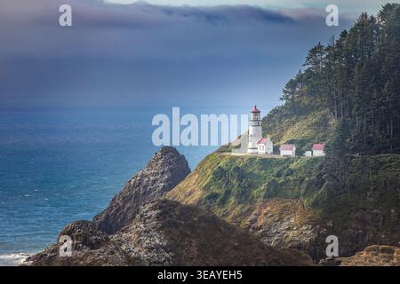 Das historische Heceta Head Lighthouse liegt auf den zerklüfteten Klippen von Oregon mit Blick auf den Pazifik in der Nähe von Florence, USA Stockfoto