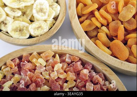 Getrockneten und kandierten Früchte in hölzernen Schüsseln Stockfoto