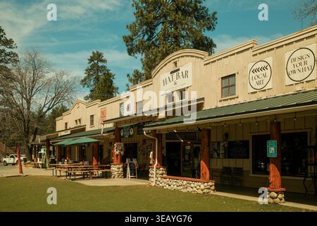 Eine Reihe von Geschäften in Idyllwild, Kalifornien, zeigt traditionelle Kleinstadtarchitektur in einer Berglandschaft. Stockfoto