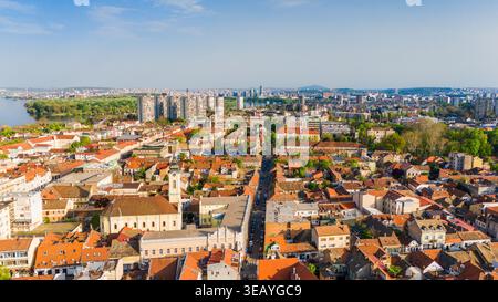 Blick aus der Vogelperspektive auf das historische Viertel Zemun mit roten Ziegeldächern und die Donau Belgrad, Stadt Belgrad, Serbien. Stockfoto