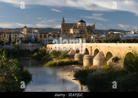 Cordoba Römische Brücke und Mezquita bei Sonnenuntergang, Andalusien, Spanien Stockfoto