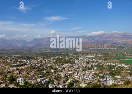 Panoramablick auf das üppige Tal, umgeben von einer majestätischen Bergkette außerhalb der Stadt Saranda, Albanien Stockfoto