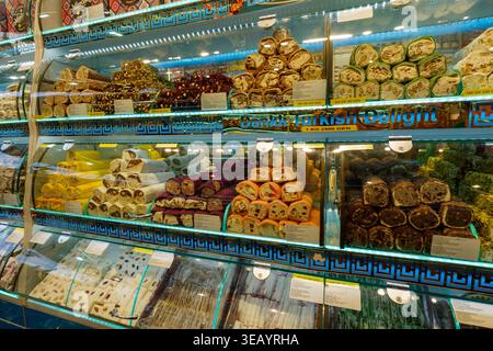 Vitrine gefüllt mit verschiedenen bunten Rollen authentischer türkischer Delikatessen im Denkli Tea Spice Turkish Store in Ohrid, Nordmakedonien Stockfoto