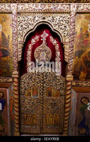 Aufwändig geschnitzte goldene Ikonostase mit kunstvollen königlichen Türen und religiösen Ikonen im Kloster Saint Naum in Mazedonien, Osteuropa Stockfoto