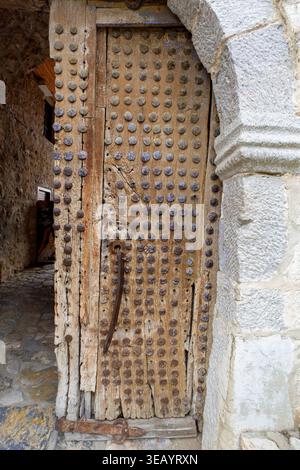 Detail einer alten verwitterten Holztür, verstärkt mit eisernen Nieten im Kloster Saint Naum in Nordmakedonien Stockfoto
