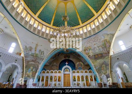 Innenansicht der Kathedrale zur Auferstehung Christi mit einer riesigen Kronleuchterkuppel und religiösen Wandmalereien in Tirana, Albanien, Europa Stockfoto