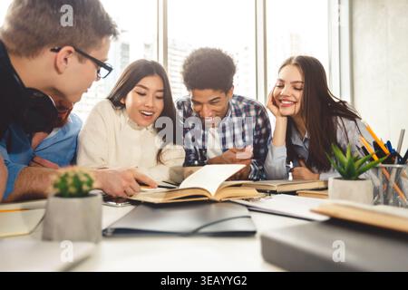 Studenten in Zusammenarbeit mit ihrem Einsatz in der Bibliothek Stockfoto