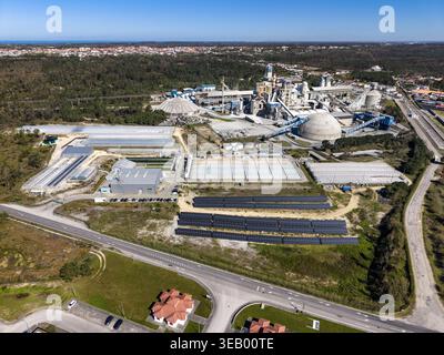 Luftaufnahme der Industriezone, die sich unter einem klaren blauen Himmel ausbreitet und die modernen Strukturen mit der umliegenden grünen Landschaft, Pataias, Stockfoto