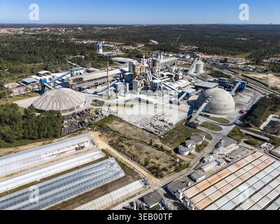 Blick aus der Vogelperspektive auf die Industriebauten und großen Kuppelbauten vor dem Hintergrund des dichten Waldes, Pataias, Leiria, Portugal. Stockfoto