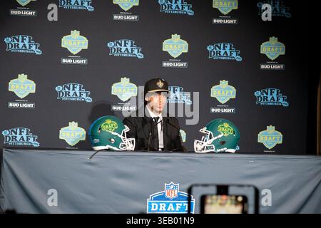 Pittsburgh, USA. April 2026. Jordyn Tyson bei einer Pressekonferenz, nachdem er von den New Orleans Saints während der ersten Runde des NFL Draft 2026 im Acrisure Stadium in Pittsburgh, Pennsylvania, am Donnerstag, den 23. April 2026 gewählt wurde. (Foto: Will Koz/SIPA USA) Credit: SIPA USA/Alamy Live News Stockfoto