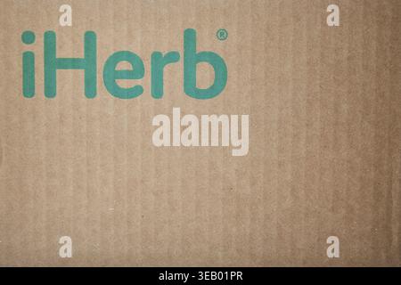 Braune Kartonschachtel mit grüner Logo-Aufschrift iHerb. Online-Bestellung, Einkauf, Kauf von Vitaminen und Kosmetika. Das Paket wird empfangen. Bischkek, Ky Stockfoto