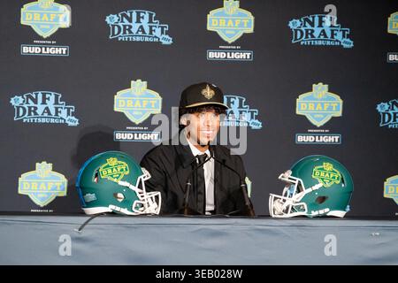 Pittsburgh, USA. April 2026. Jordyn Tyson bei einer Pressekonferenz, nachdem er von den New Orleans Saints während der ersten Runde des NFL Draft 2026 im Acrisure Stadium in Pittsburgh, Pennsylvania, am Donnerstag, den 23. April 2026 gewählt wurde. (Foto: Will Koz/SIPA USA) Credit: SIPA USA/Alamy Live News Stockfoto