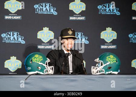 Pittsburgh, USA. April 2026. Jordyn Tyson bei einer Pressekonferenz, nachdem er von den New Orleans Saints während der ersten Runde des NFL Draft 2026 im Acrisure Stadium in Pittsburgh, Pennsylvania, am Donnerstag, den 23. April 2026 gewählt wurde. (Foto: Will Koz/SIPA USA) Credit: SIPA USA/Alamy Live News Stockfoto